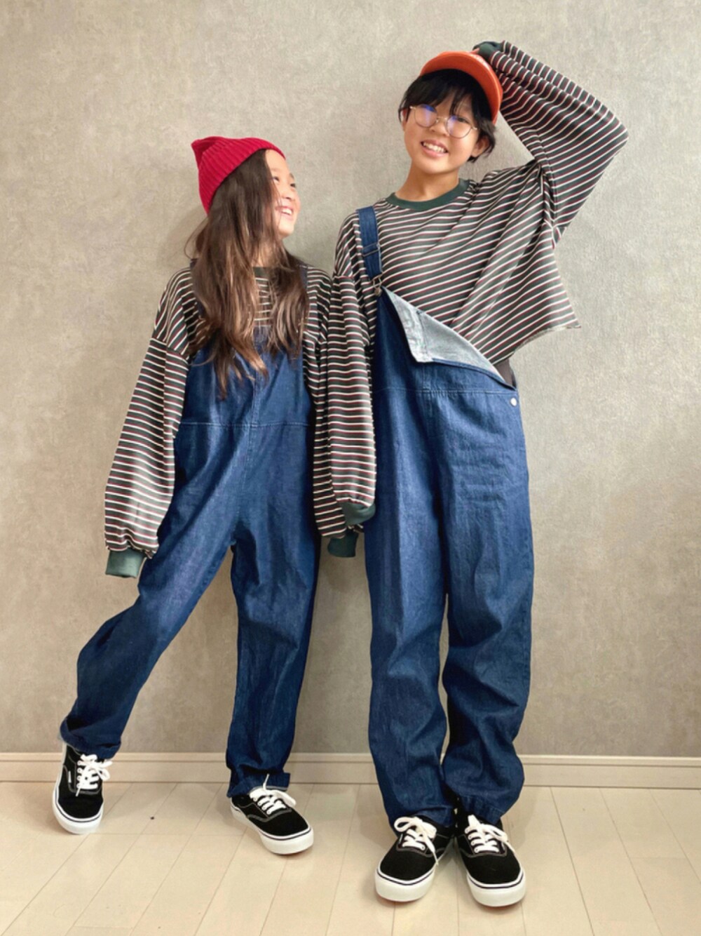 「スニーカー、ビッグシルエット、ボーダー、グリーン、キャップ、サロペット、めがね、ストリート、休日スタイル、プチプラ、カジュアルコーデ、ゆるコーデ、ボリューム袖、秋服準備はじめました、秋トレンド2021」｜「THE NORTH FACEのTHE NORTH FACE/ﾉｰｽﾌｪｲｽ ｷｬｯﾌﾟ NNJ41850（キャップ、オレンジ系）」を使った、kii_memeさん（キッズ・130cm）の秋コーディネートの1枚目の写真
