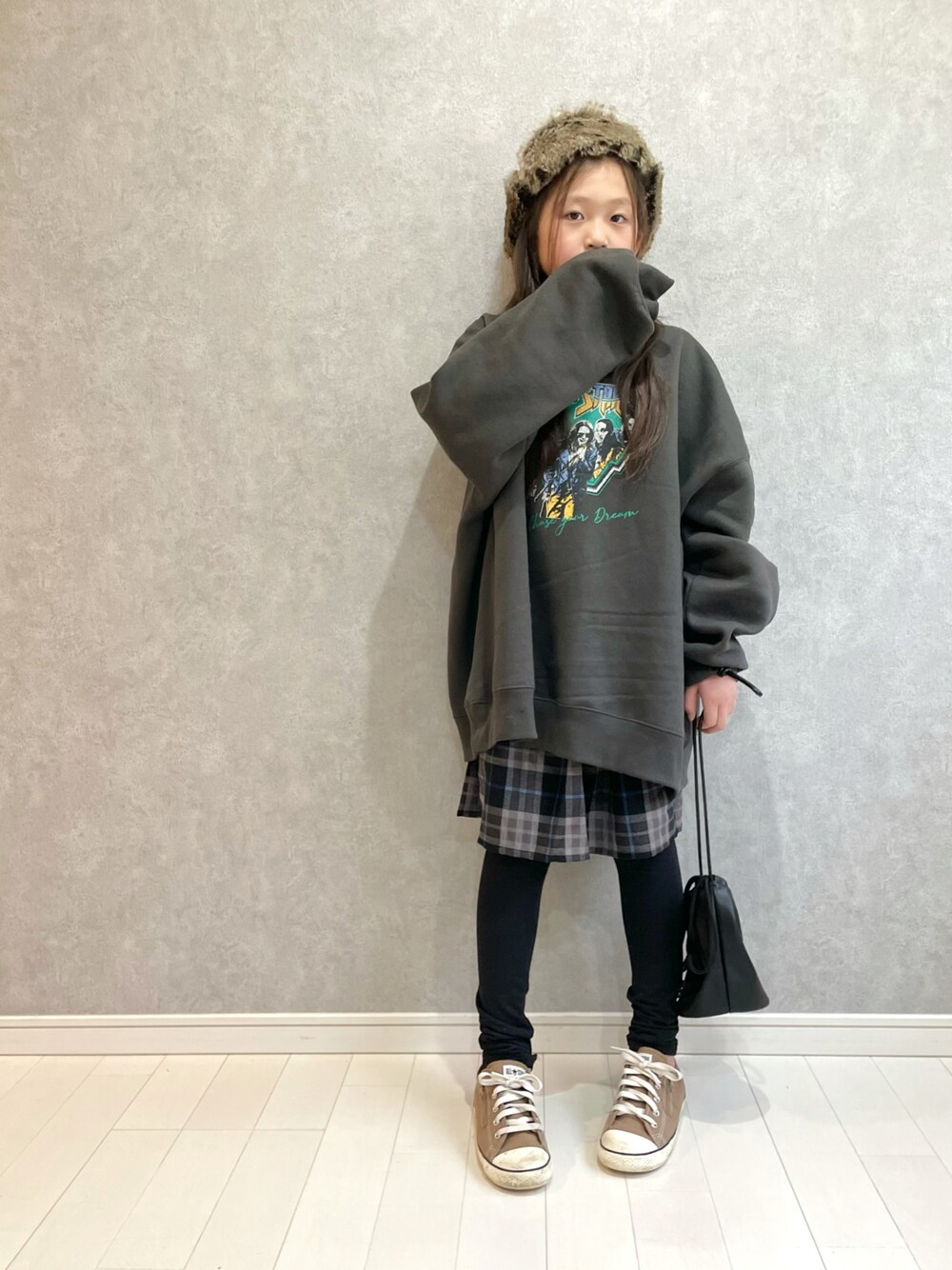 「チェック、スウェット、スニーカー、コンバース、ビッグシルエット、スカート、ボア、レギンス、休日スタイル、プチプラ、キッズコーデ、巾着バッグ、シンプルコーデ、Branshes、チェック柄に恋してる」｜「apres jour mignonのアソートヴィンテージスウェット２【ZOZOTOWN限定アイテム】（スウェット、ブラック系）」を使った、kii_memeさん（キッズ・130cm）の秋コーディネートの1枚目の写真