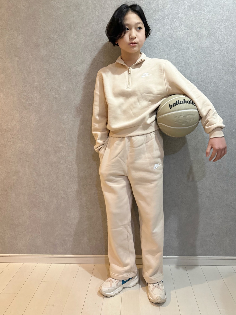 ホワイト系のスウェット、ホワイト系のその他パンツ、ベージュ系のスニーカーを着用したキッズの冬コーディネートの1枚目の写真