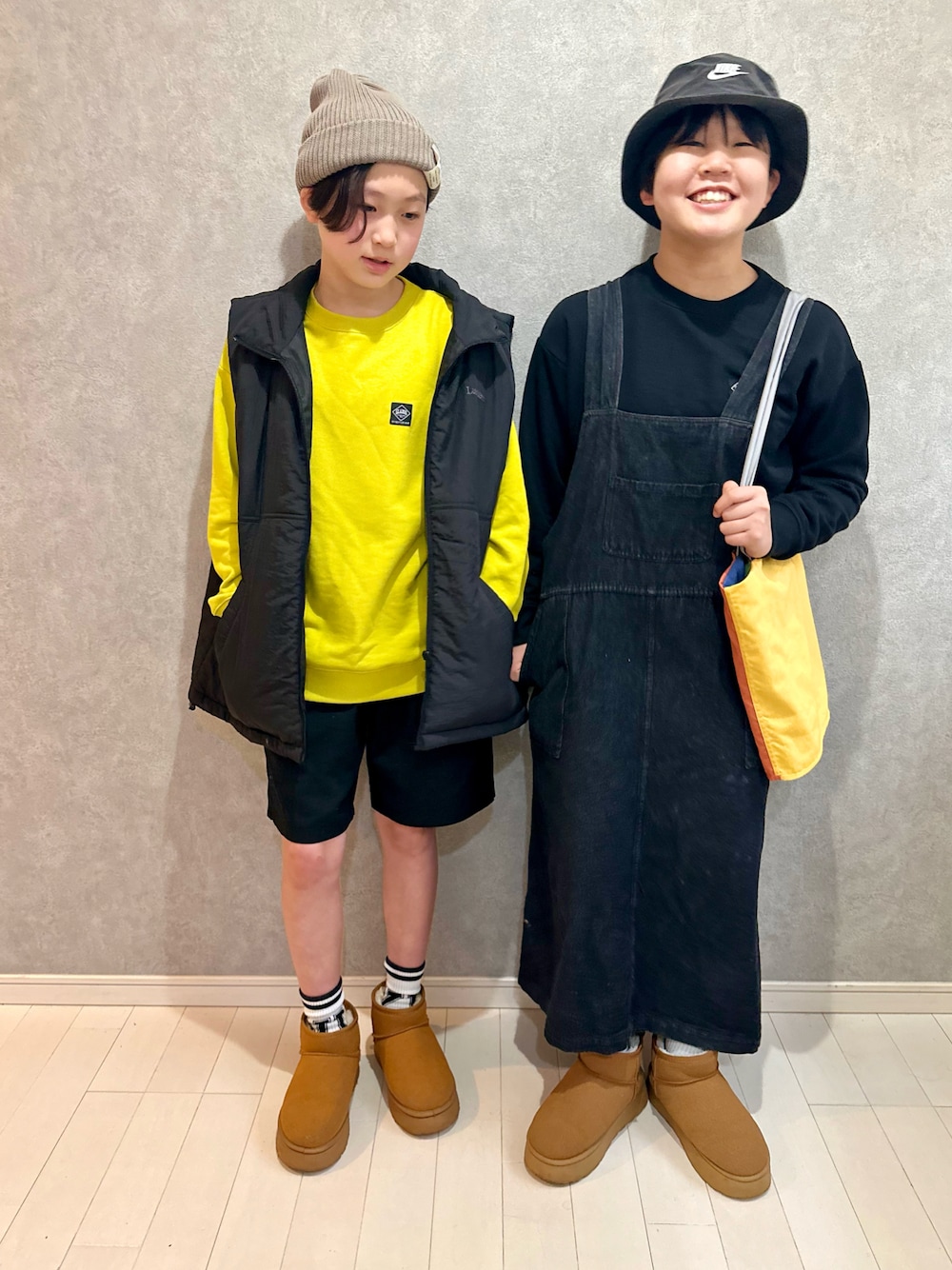 「春色、ストリート、スウェット、glazos、ハーフパンツ、ベスト、オーバーサイズ、ワンピース、ブーツ、レイヤードスタイル」｜「GLAZOSのTC裏毛・クールバックロゴプリントトレーナー（スウェット、グリーン系）」を使った、kii_memeさん（キッズ・151cm）の冬コーディネートの1枚目の写真