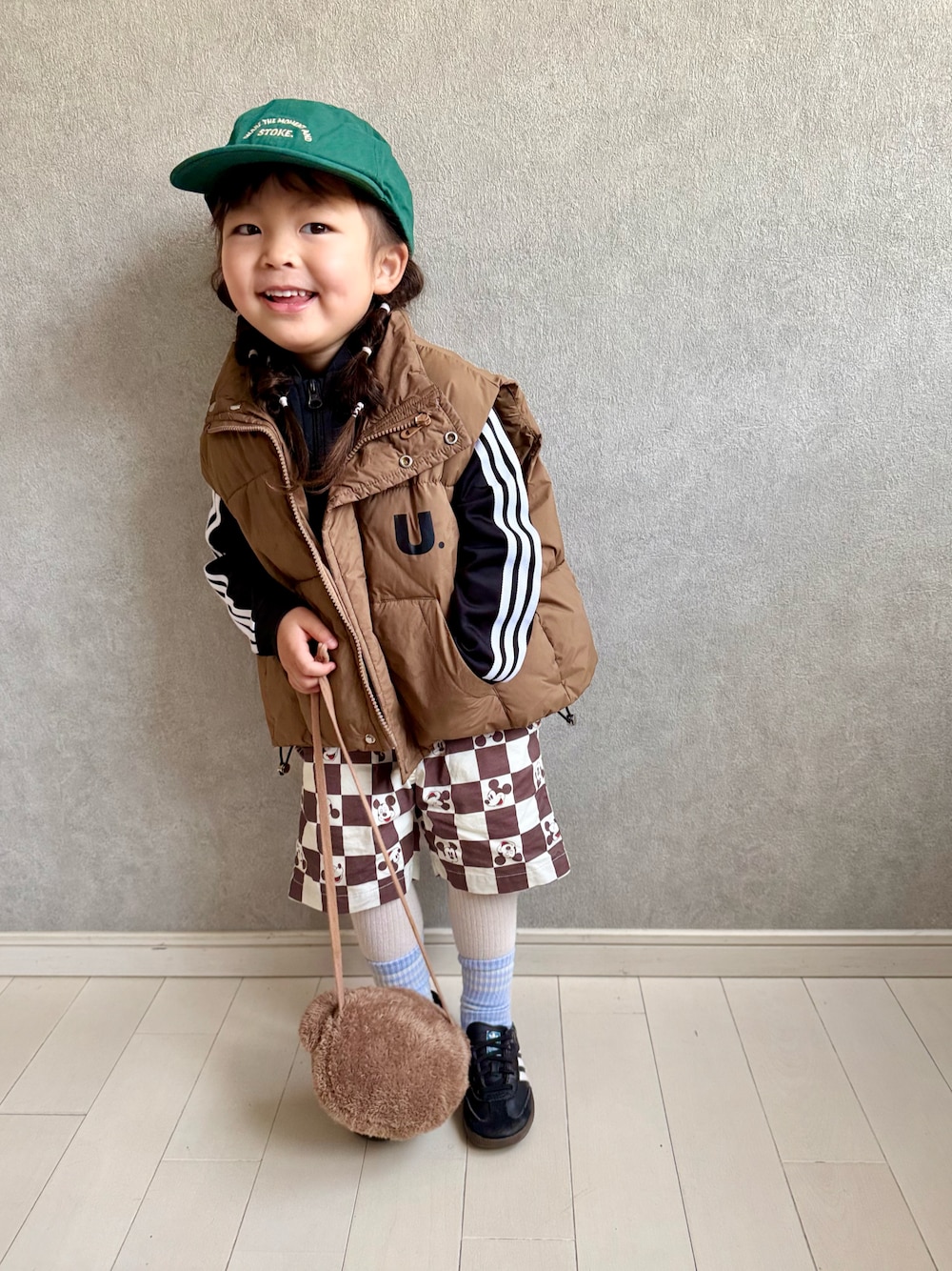 「冬アウター、あったかコーデ、スポーツミックス、ダウンベスト、キャップ、adidas、アディダス、ハーフパンツ、ジャージ、ストリート、キッズファッション、マイベストコーデ2024、スニーカー」｜「BRANSHESの刺しゅうロゴツイルキャップ（キャップ、グリーン系）」を使った、kii_memeさん（キッズ・151cm）の冬コーディネートの1枚目の写真