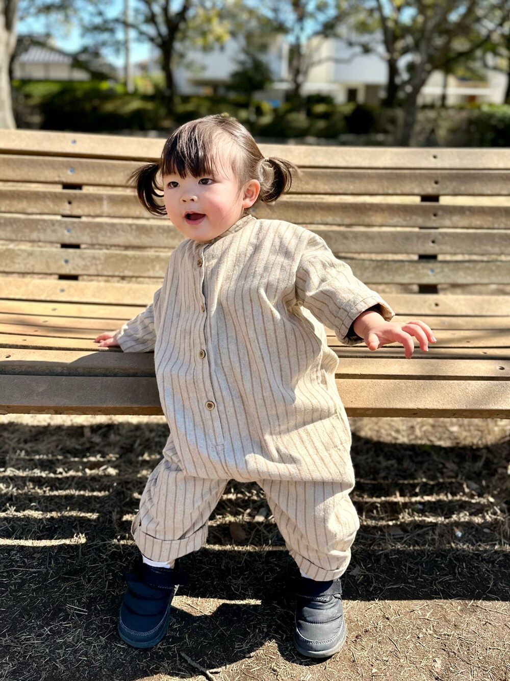 「春服デビュー宣言、シンプルコーデ、淡色コーデ、オーバーサイズ、オールインワン、春コーデ、春色、2歳、ストライプ、春服みてみて」｜「pairmanonのユニセックスストライプ柄8分丈オールインワン（つなぎ/オールインワン、ベージュ系）」を使った、kii_memeさん（キッズ・145cm）の春コーディネートの1枚目の写真