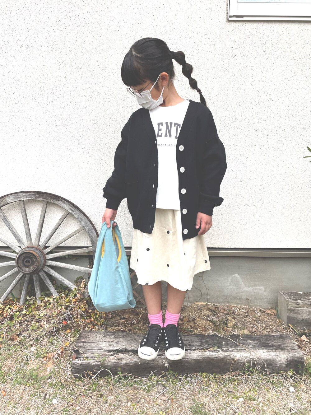 「春服デビュー宣言、春服みてみて、カラーソックス、春コーデ、スカート、カーディガン、ピンク、キッズコーデ、おんなのこ、kids、花柄、休日スタイル、lowrysfarmkids、スニーカーコーデ、小学生」｜「studio CLIPのミニエコバッグ〔Dick Brunaコラボ〕（エコバッグ/サブバッグ、その他）」を使った、aocoさん（キッズ・128cm）の春コーディネートの1枚目の写真
