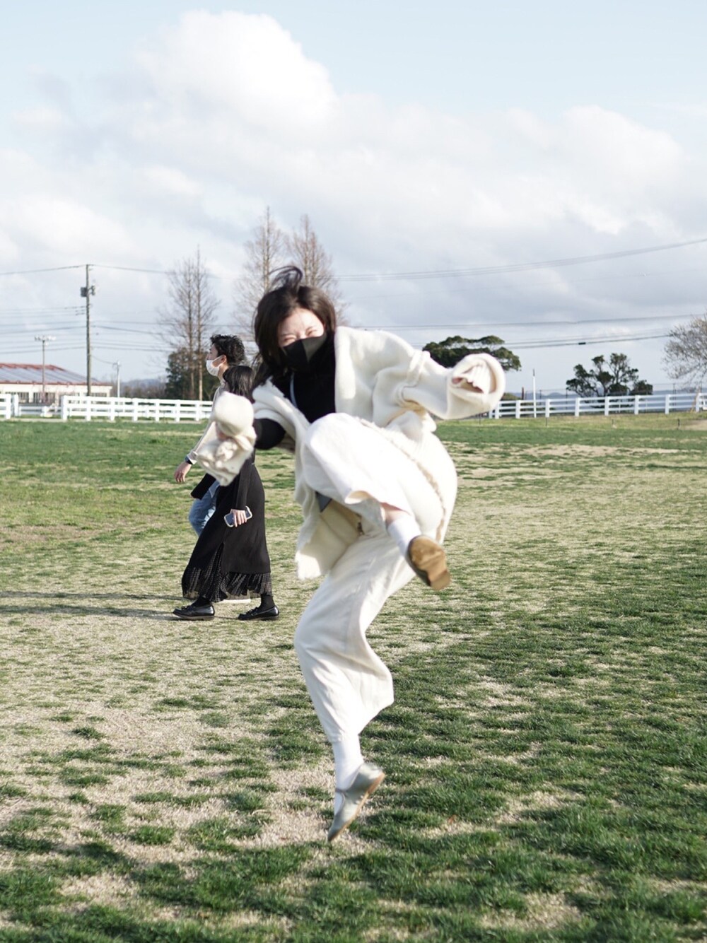 ホワイト系のデニムパンツ、グリーン系のパンプス、ホワイト系のニット/セーターを着用したレディースの冬コーディネートの1枚目の写真