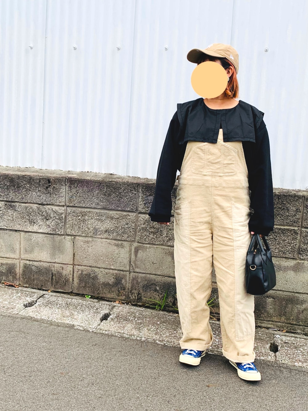 「カジュアルコーデ、秋のコーデ、キャップ、サロペット、セーラーカラー、プチプラのあや、スクエアバッグ、チャックテイラー、ママコーデ、ママファッション、ぽっちゃり、低身長、ベージュ」｜「CIAOPANIC TYPYの異素材切替コーデュロイサロペット（サロペット/オーバーオール、ホワイト系）」を使った、mao*さん（レディース・155cm）の秋コーディネートの1枚目の写真