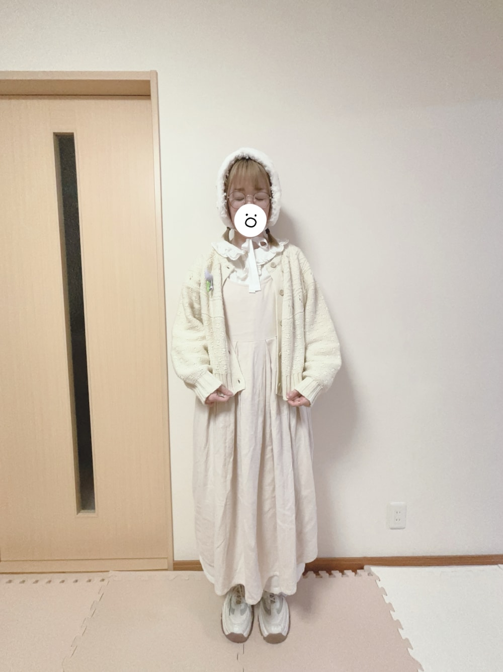 「kaorinomoriのmomono kakibuchi × kaorinomori ファニーマフ / カオリノモリ（イヤーマフ、ホワイト系）」を使った、𝚖 𝚎 𝚛 𝚘 ⋈*｡ﾟさん（レディース・156cm）の冬コーディネートの1枚目の写真