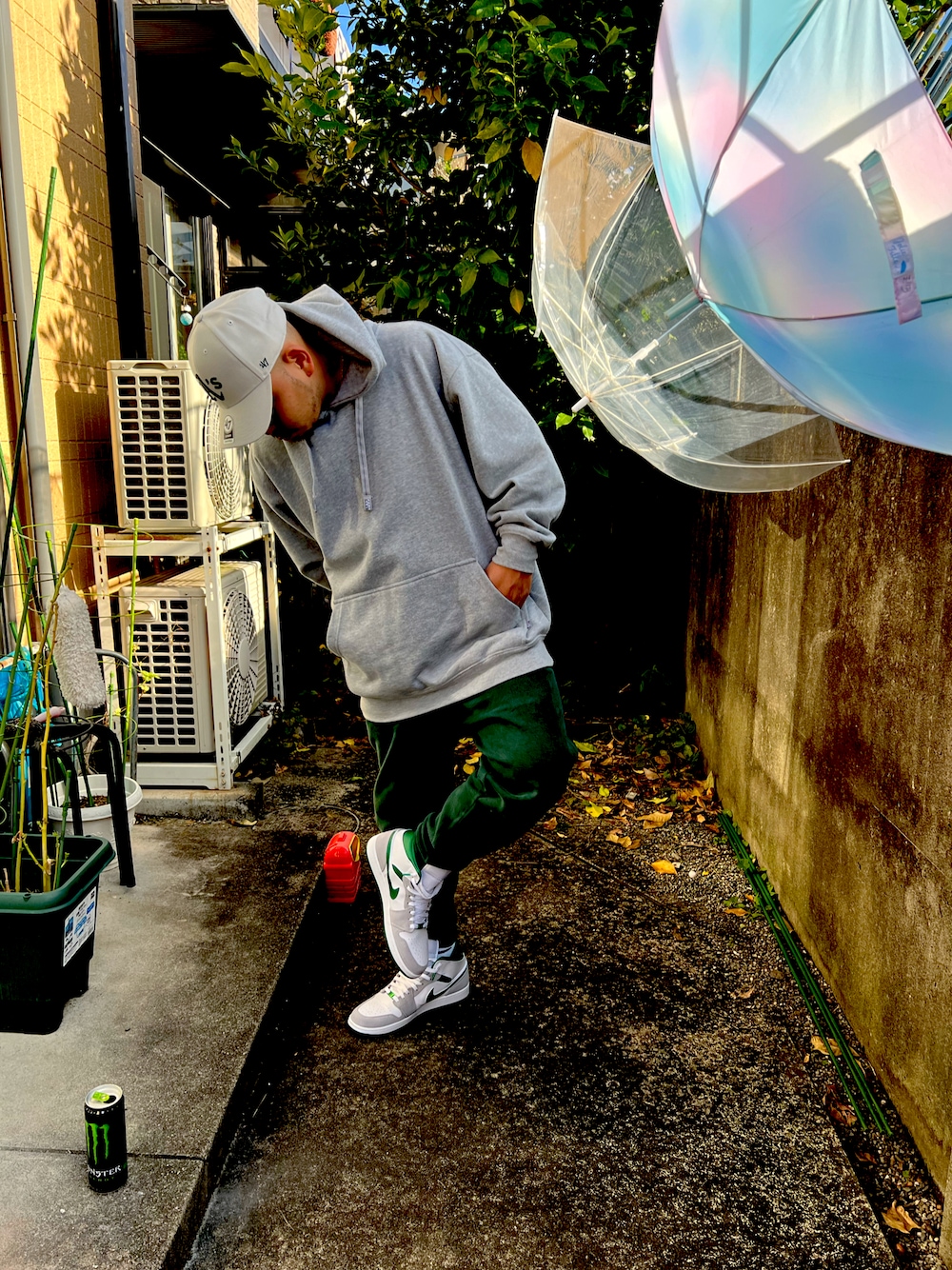 「オーバーサイズ、スニーカーコーデ、ビッグシルエット、ストリートファッション、ootd、カーキ」｜「AIR JORDANのアイテム（スニーカー、グリーン系）」を使った、⛪️akilla⛪️さん（メンズ・170cm）の秋コーディネートの1枚目の写真