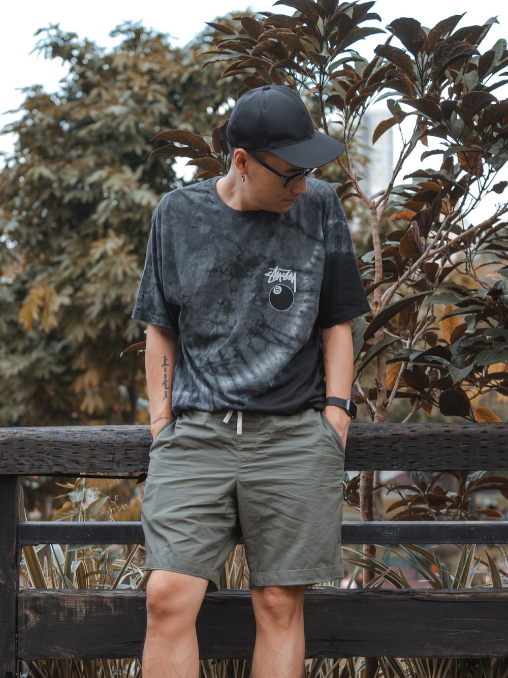 「PRADA、stussy、MUJI、無印良品、Hong Kong」｜「STUSSYのアイテム（トップス、グレー系）」を使った、Ray Lauさん（メンズ・175cm）の春コーディネートの1枚目の写真