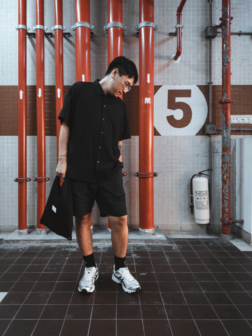 「UNIQLO、MUJI、asics、MM6 Maison Martin Margiela」｜「ASICSのアイテム（シューズ、シルバー系）」を使った、Ray Lauさん（メンズ・175cm）の夏コーディネートの1枚目の写真