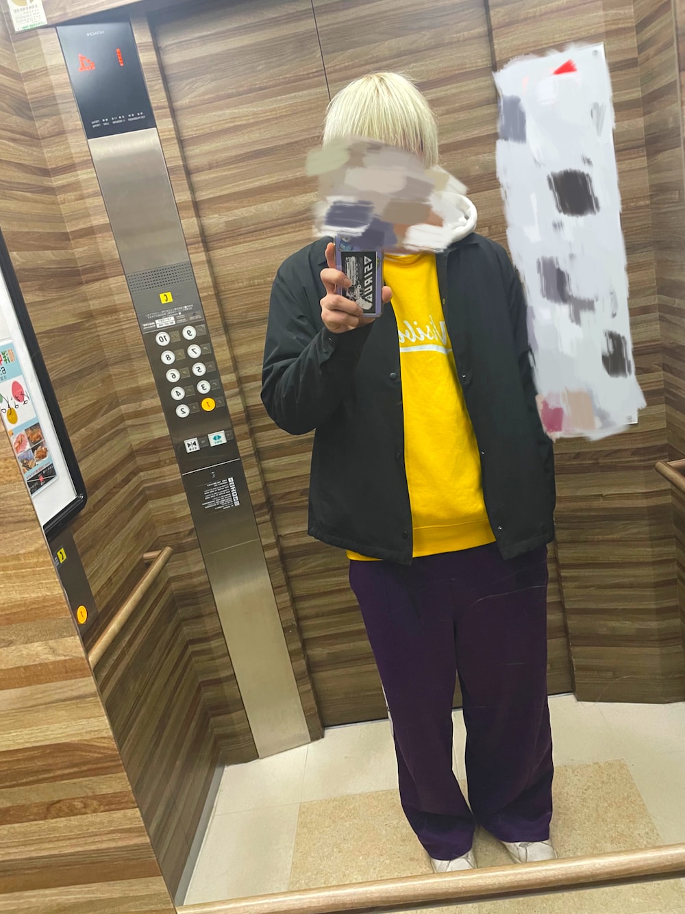 パープル系のその他パンツ、イエロー系のニット/セーター、ブラック系のナイロンジャケットを着用したメンズの冬コーディネートの1枚目の写真