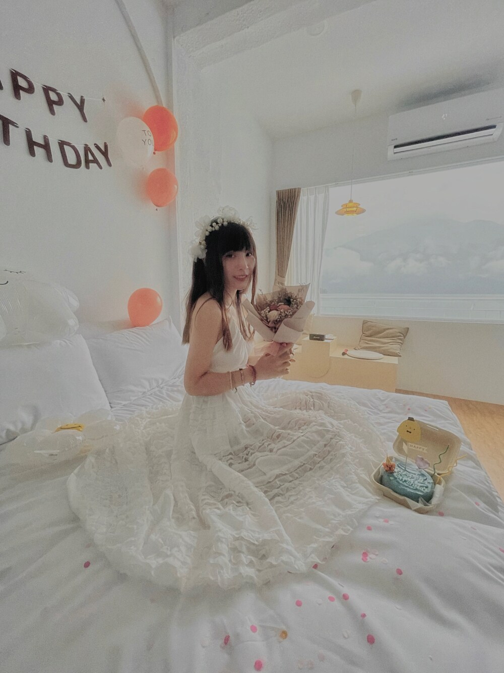 「ootd、洋裝、女人味、happy birthday」｜「mercci22のアイテム（ワンピース、ホワイト系）」を使った、Krystalさん（レディース・160cm）の春コーディネートの1枚目の写真