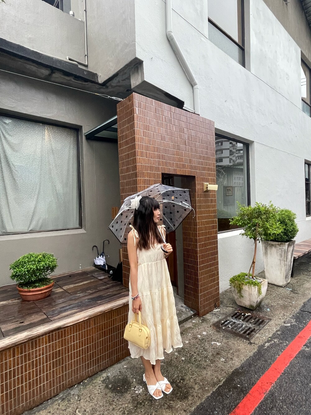 「ootd、夏、女人味、agnes b.、雨天搭配、雨の日コーデ、雨の日」｜「agnes b.のGT88 E PARAPLUIE ドット長傘（長傘、ホワイト系）」を使った、Krystalさん（レディース・160cm）の春コーディネートの1枚目の写真