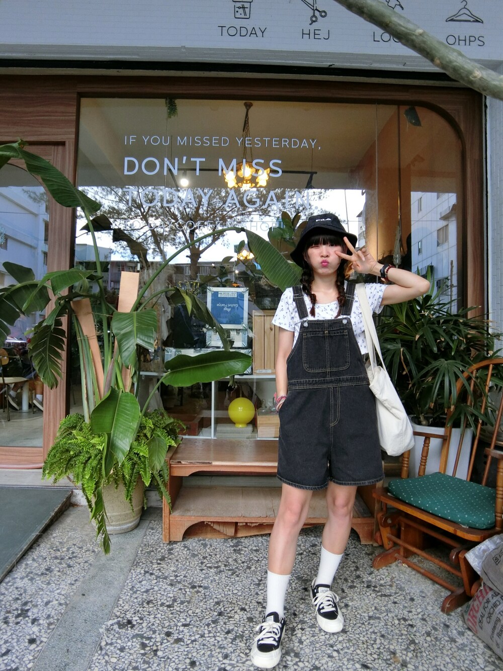 「ootd、夏、休閒、漁夫帽、吊帶褲」｜「FILAのアイテム（帽子、その他）」を使った、Krystalさん（レディース・160cm）の夏コーディネートの1枚目の写真