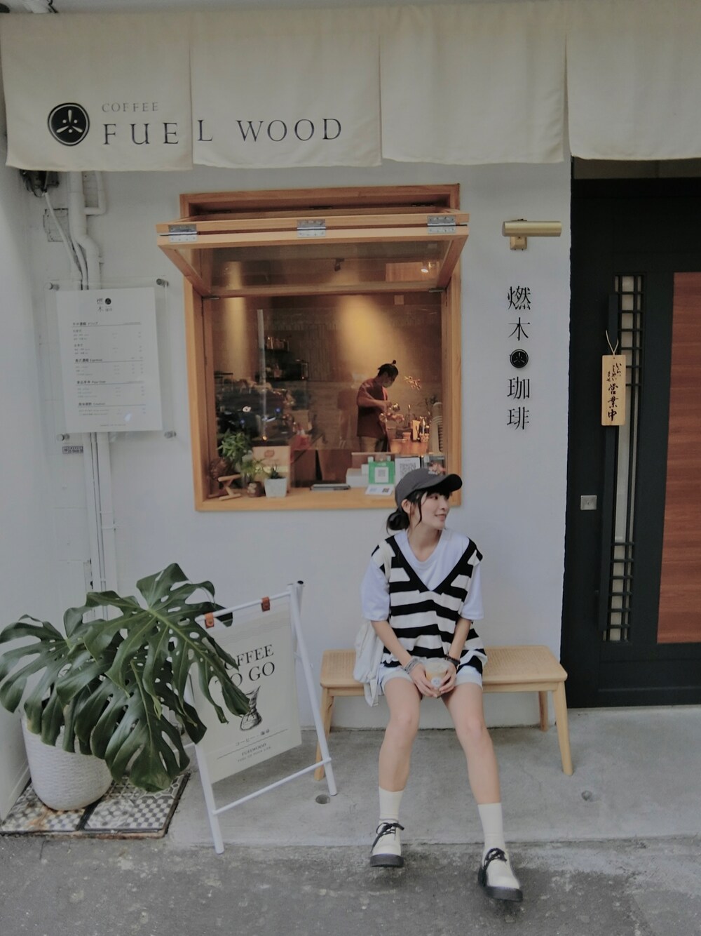 「ootd、街頭穿搭、休閒、咖啡廳、oversize、黑白搭配」｜「no brandのアイテム（ベスト、その他）」を使った、Krystalさん（レディース・160cm）の春コーディネートの1枚目の写真