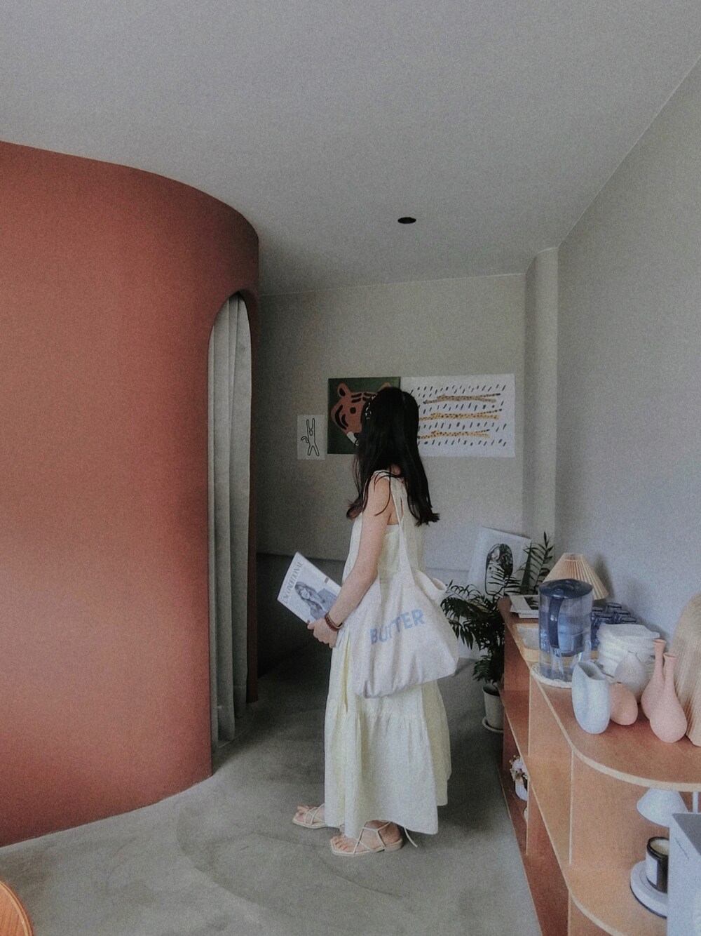 「ootd、夏、洋裝、鹽系風格」｜「PAZZOのアイテム（トートバッグ、ホワイト系）」を使った、Krystalさん（レディース・160cm）の春コーディネートの1枚目の写真