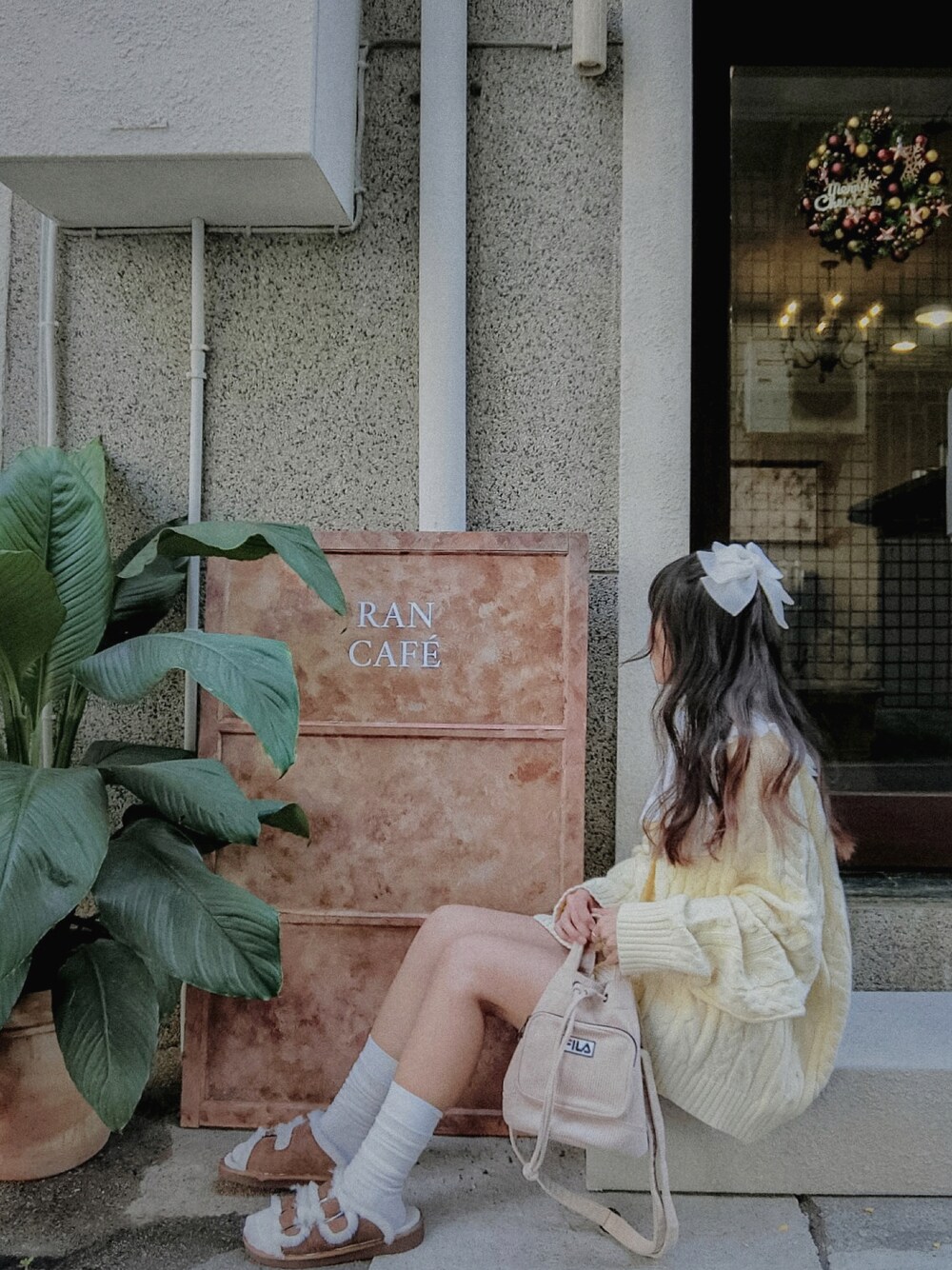 「休日スタイル、冬コーデ、冬服」｜「FILAのアイテム（バッグ、ベージュ系）」を使った、Krystalさん（レディース・160cm）の冬コーディネートの1枚目の写真