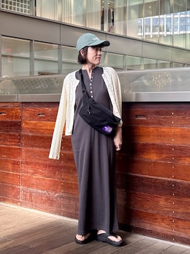 「NANO universe（ナノユニバース）のヘンリーネックドライテレコワンピース（ワンピース、グレー系）」を使った、Megumi Kounoさん（レディース・153cm）の夏コーディネート