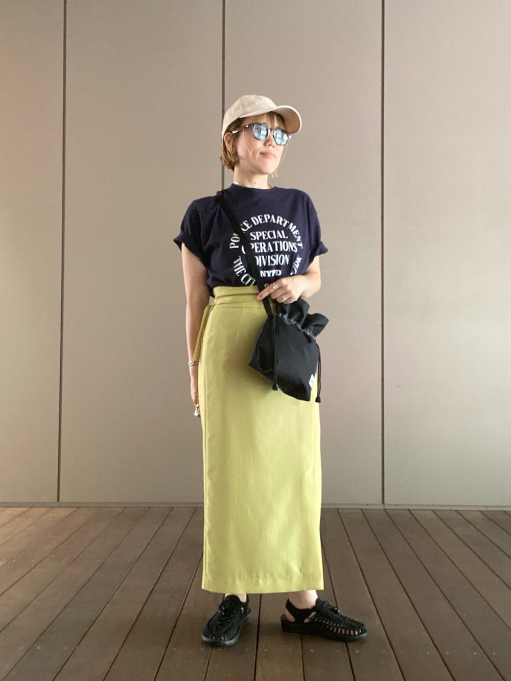ブルー系のTシャツ/カットソー、ブラック系のショルダーバッグ、グリーン系のスカートを着用したレディースの夏コーディネートの1枚目の写真
