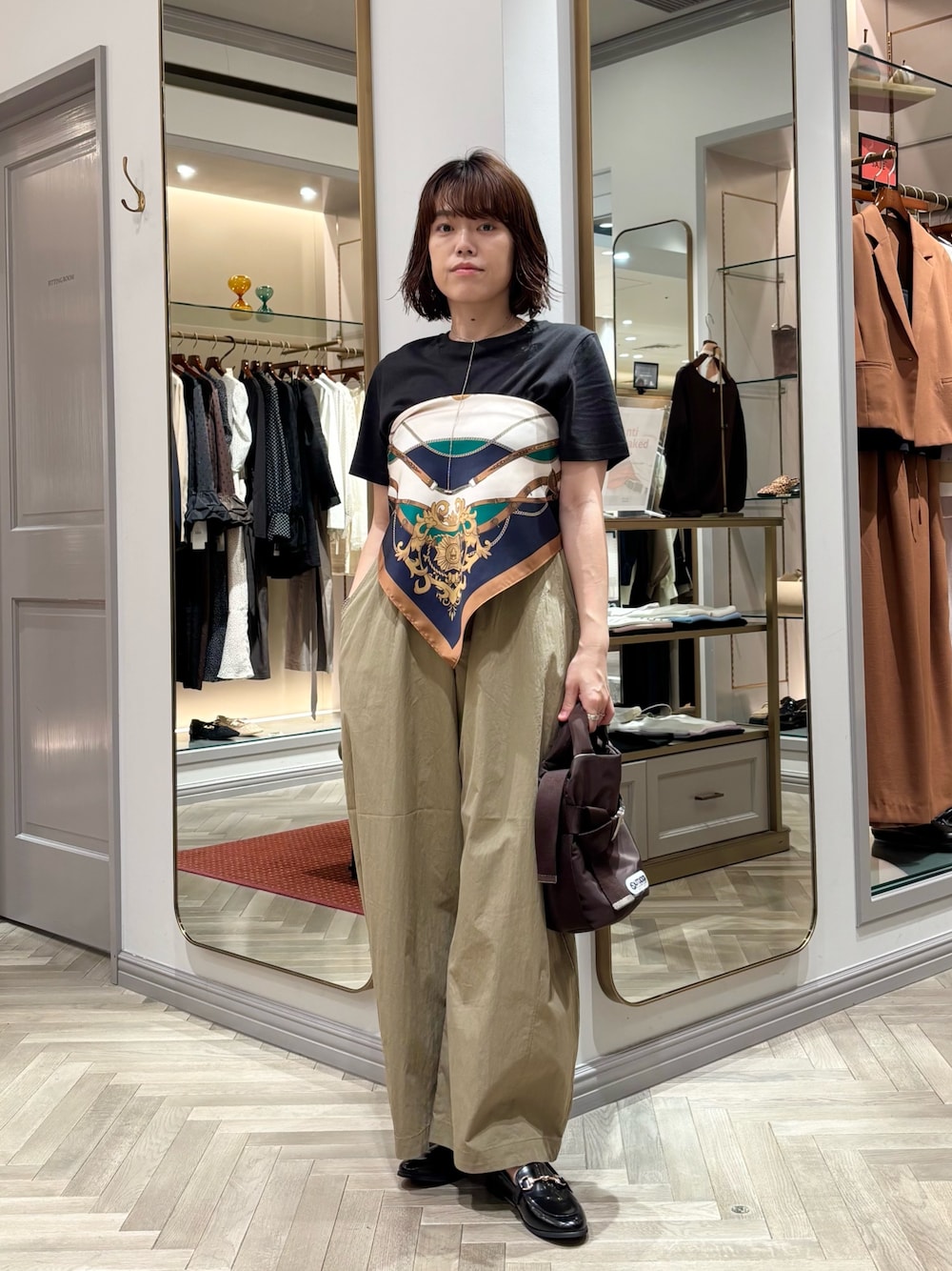 ブラック系のTシャツ/カットソー、ベージュ系のその他パンツ、ブラウン系のトートバッグを着用したレディースの夏コーディネートの1枚目の写真