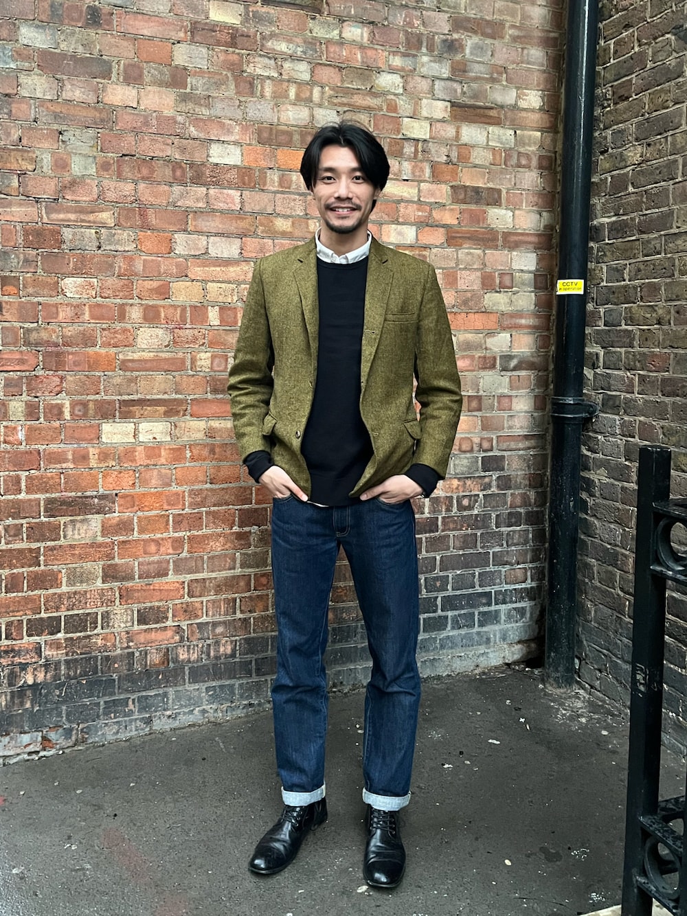 「VINTAGEのアイテム（テーラードジャケット、ゴールド系）」を使った、TWai Tamさん（メンズ・183cm）の春コーディネートの1枚目の写真