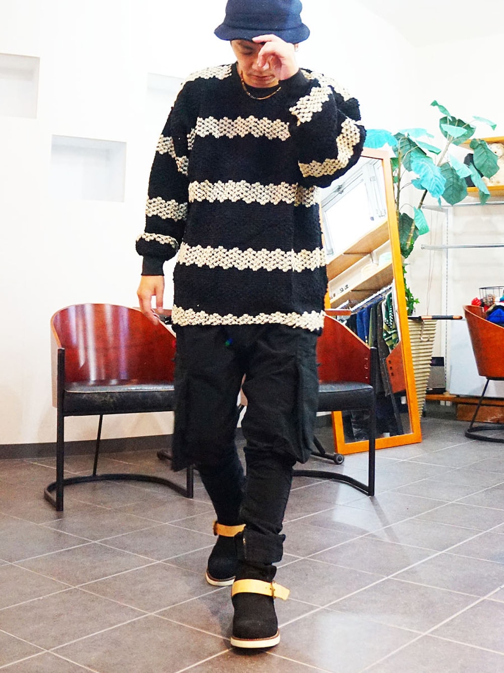 「秋のコーデ、VIRGO、カジュアル、カジュアルコーデ、黒パンツ、カーゴパンツ、お洒落さんとつながりたい、シンプルコーデ、黒、ハット、秋冬コーデ、ブラックコーデ、ブーツスタイル、キレイめ、Aライン」｜「quoltのquolt セーター（ニット/セーター、ブラック系）」を使った、MOREGAUCHE2KAZUYAさん（メンズ・169cm）の秋コーディネートの1枚目の写真