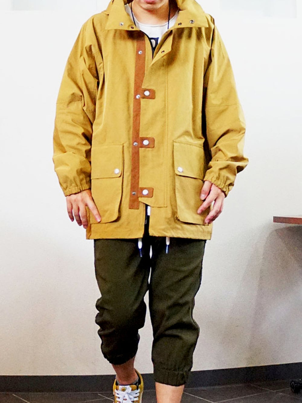 「quoltのquoltのジャケット（その他アウター、ベージュ系）」を使った、MOREGAUCHE2KAZUYAさん（メンズ・169cm）の秋コーディネートの1枚目の写真