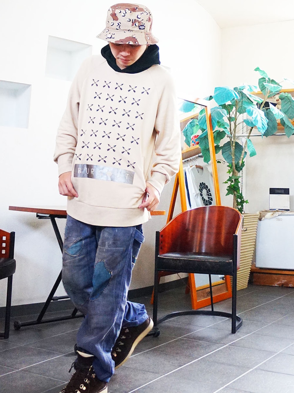 「アメカジ、アメカジストリート、アメカジコーデ、ハットコーデ、迷彩ハット、ペインターパンツ、ブーツ、ダナー、おしゃれさんと繋がりたい、30代ファッション、渋い、ミックススタイル、休日スタイル、大人コーデ、渋い男になりたい」｜「BURNOUTのburnout パーカー（パーカー、ベージュ系）」を使った、MOREGAUCHE2KAZUYAさん（メンズ・169cm）の春コーディネートの1枚目の写真