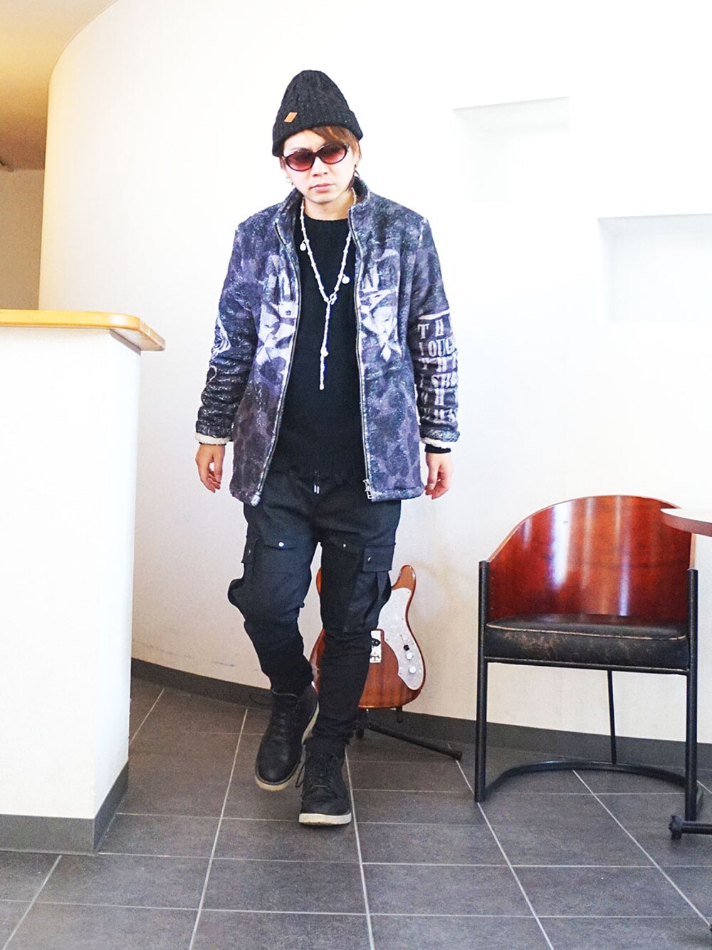 「glamb、グランジコーデ、カジュアルコーデ、30代メンズファッション、お洒落さんとつながりたい、ボアジャケット、ニット帽、カーゴパンツ、ジャストサイズ、パールネックレス、ブーツ、休日スタイル、ブーツスタイル、かっこいい、ロックテイスト」｜「SUS by susperealのSUSPEREAL パンツ（カーゴパンツ、ブラック系）」を使った、MOREGAUCHE2KAZUYAさん（メンズ・169cm）の冬コーディネートの1枚目の写真