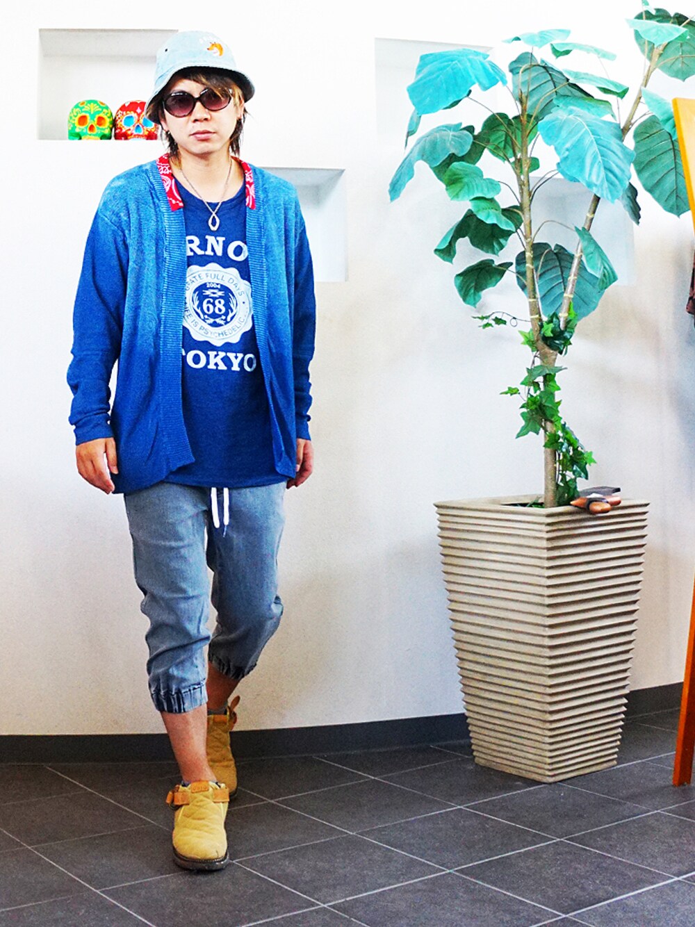 「カーディガン男子、サーフカジュアル、ブルーコーデ、カジュアルコーデ、30代コーデ、30代ファッション、30代メンズファッション、30歳からのファッション、秋のコーデ、オトナカジュアル、お洒落さんとつながりたい、ハットコーデ、glamb、Burnout、ANIMALIA」｜「CALIFORNIA APPARELのカリフォルニアアパレルのパンツ（その他パンツ、グレー系）」を使った、MOREGAUCHE2KAZUYAさん（メンズ・169cm）の秋コーディネートの1枚目の写真