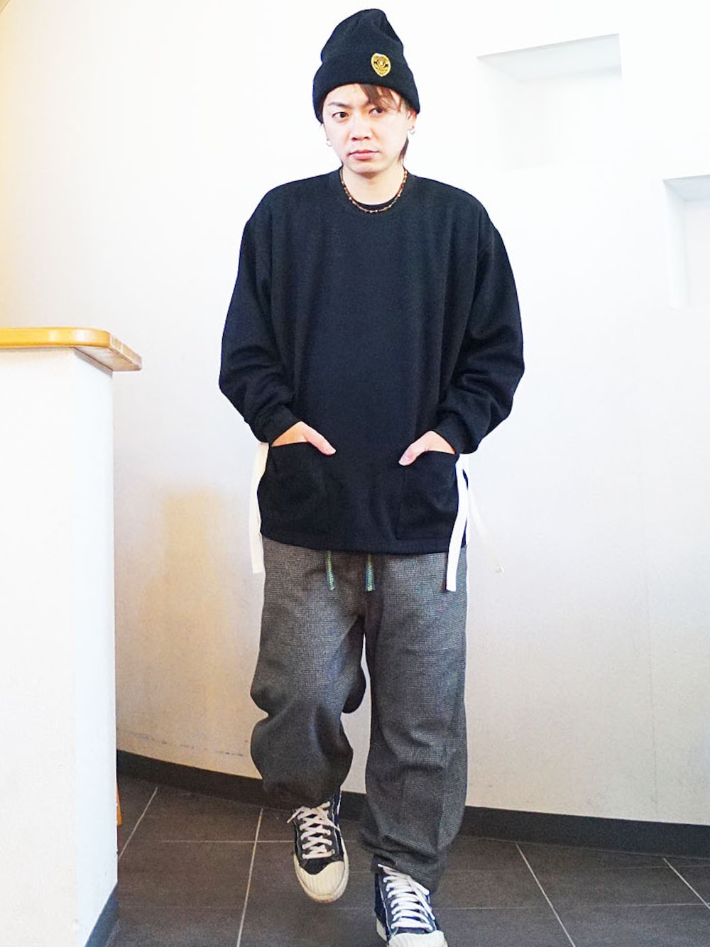 「シンプルコーデ、お洒落さんとつながりたい、大人コーデ、ゆるコーデ、スニーカー、ファッションの力を信じよう、カジュアルストリート、カジュアルコーデ、quolt、カットソー、30代コーデ、40代ファッション、きれいめカジュアル」｜「quoltのquolt カットソー（Tシャツ/カットソー、ブラック系）」を使った、MOREGAUCHE2KAZUYAさん（メンズ・169cm）の冬コーディネートの1枚目の写真