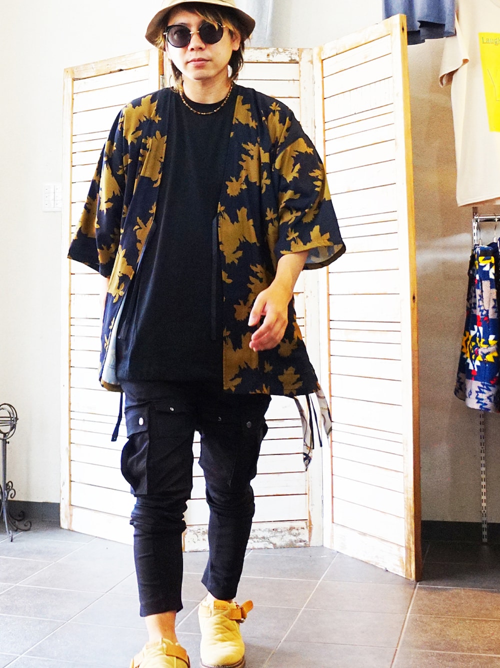 「和風、甚平、個性派、カジュアル、30代コーデ、30代メンズファッション、30代、カーゴパンツコーデ、大人カジュアル、サングラススタイル、おしゃれさんと繋がりたい、カジュアルコーデ、いいね、save、フォローお願いします🤑、都会的、60kg」｜「quoltのquolt シャツ（シャツ/ブラウス、ブルー系）」を使った、MOREGAUCHE2KAZUYAさん（メンズ・169cm）の秋コーディネートの1枚目の写真