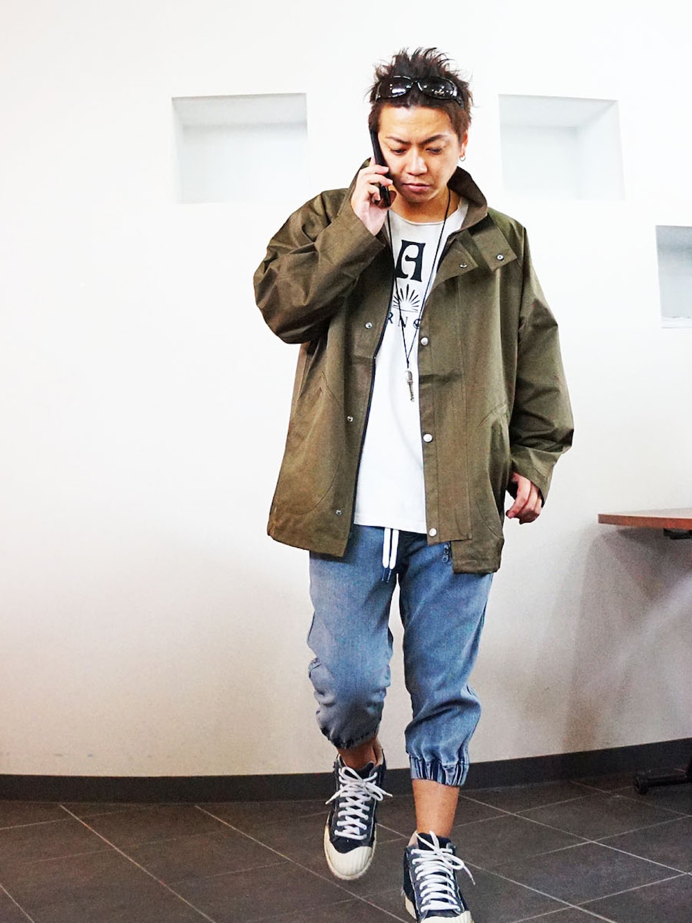 「カジュアル、大人コーデ、秋コーデ、シンプル、30代ファッション、30代コーデ、30代カジュアル、おしゃれさんと繋がりたい、休日スタイル、ショートヘア、いいね、save、フォローお願いします🤑、quolt、スニーカーコーデ」｜「quoltのquolt ジャケット（その他アウター、グリーン系）」を使った、MOREGAUCHE2KAZUYAさん（メンズ・169cm）の秋コーディネートの1枚目の写真