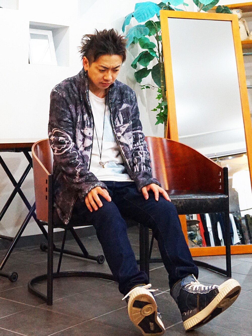 「glamb、カジュアルコーデ、30代ファッション、シンプルコーデ、都会的、ボア、グランジコーデ、モノトーン、秋のコーデ、秋冬コーデ、お洒落さんとつながりたい、ボアブルゾン、デニム、ストリートコーデ」｜「glambのglamb ジャケット（その他トップス、ブラック系）」を使った、MOREGAUCHE2KAZUYAさん（メンズ・169cm）の秋コーディネートの1枚目の写真