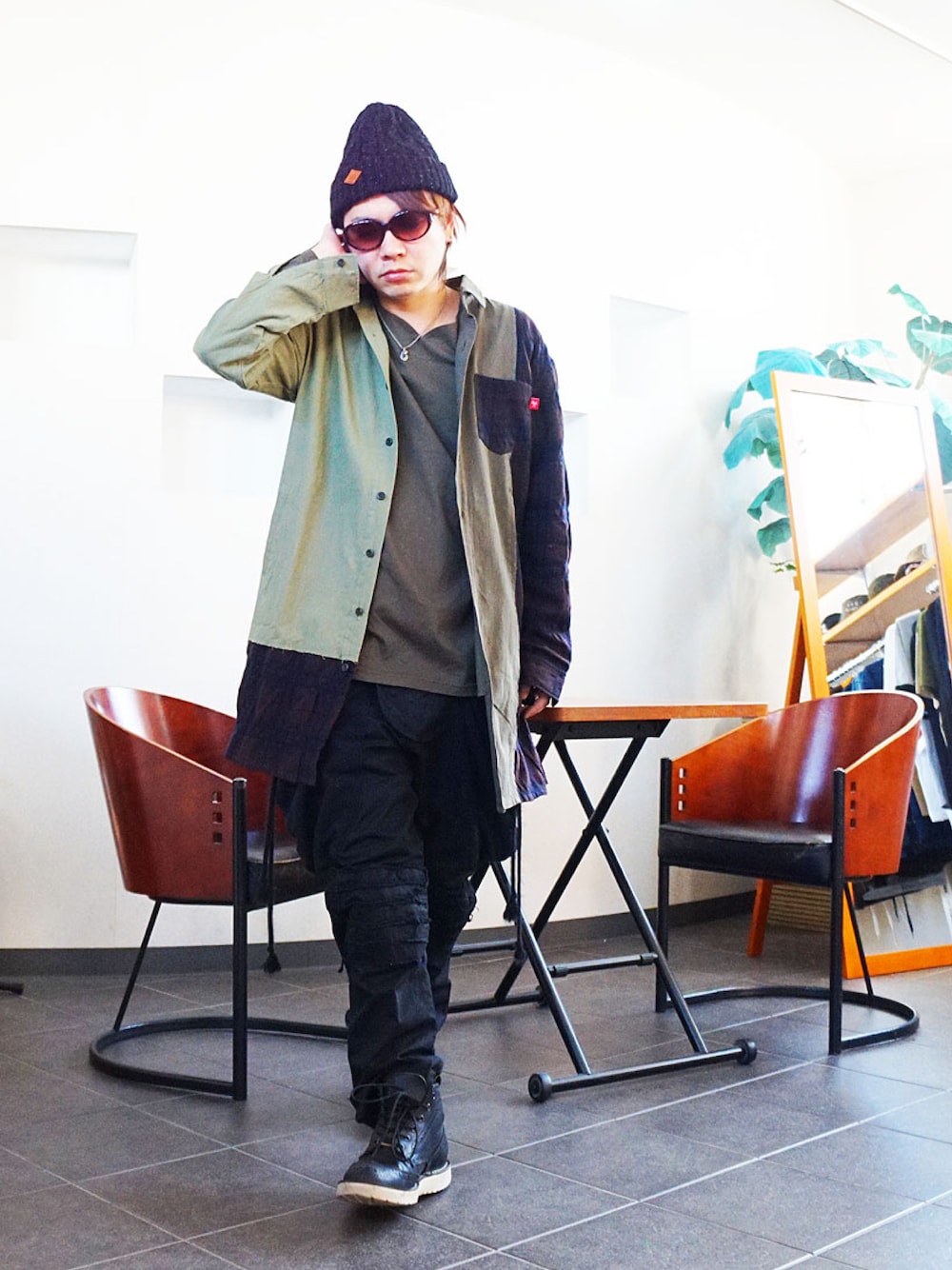 「モードカジュアル、VIRGO、大人カジュアル、かっこいい系、ロングシャツ、30代メンズファッション、カーゴパンツコーデ、ブーツ、サングラス、30代カジュアル、モノトーンコーデ、glamb、お洒落さんとつながりたい、カジュアルコーデ、ニット帽」｜「VIRGOwearworksのvirgo シャツ（シャツ/ブラウス、グリーン系）」を使った、MOREGAUCHE2KAZUYAさん（メンズ・169cm）の冬コーディネートの1枚目の写真