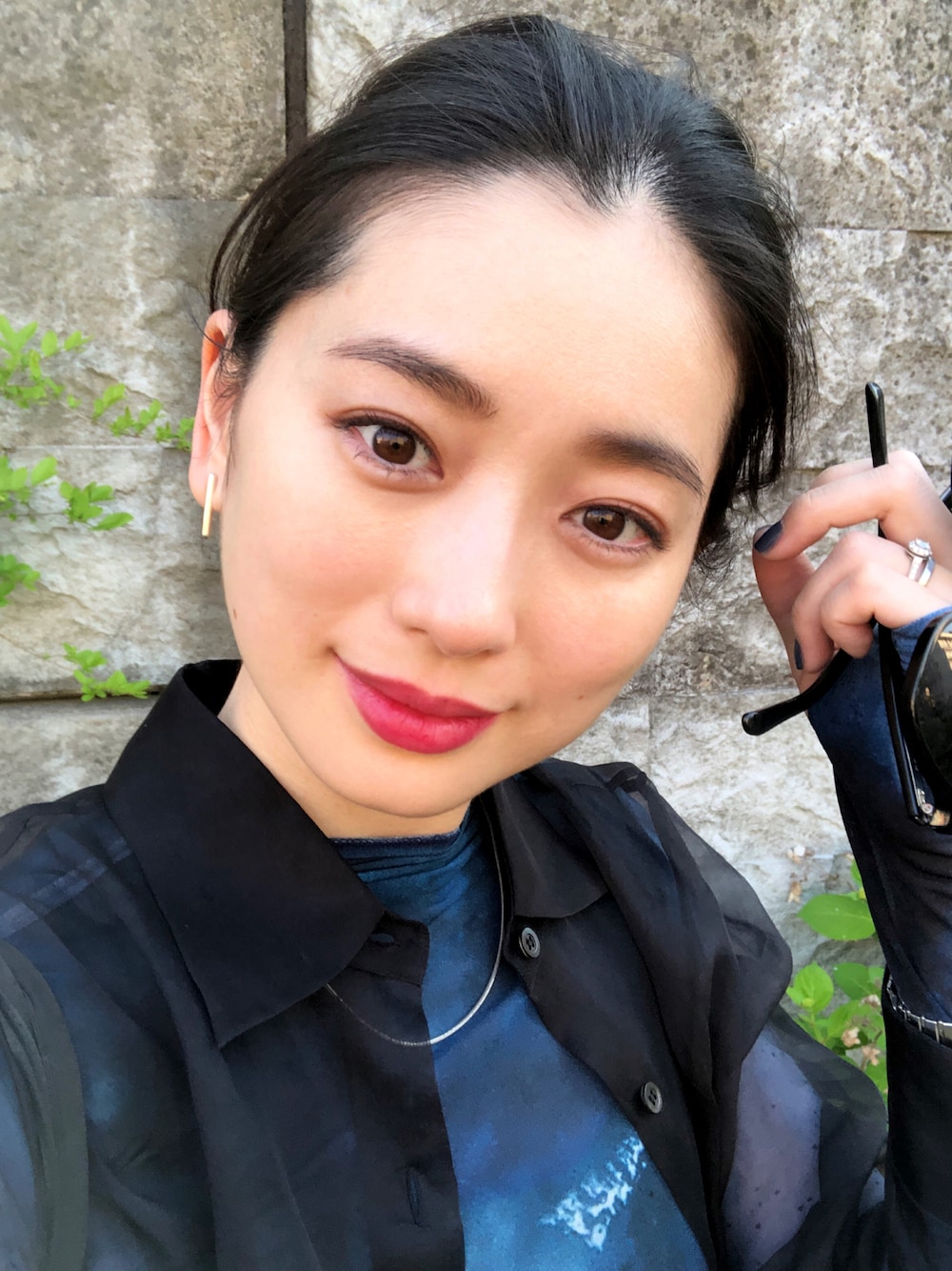 「初夏コーデ、大人カジュアル、透けシャツ、チュールトップス、赤リップ、DRIS VAN NOTEN、Lautashi、Byredo、ごきげんウィーク」｜「Lautashiのアイテム（Tシャツ/カットソー、ブルー系）」を使った、Chisato さん（レディース・167cm）の春コーディネートの1枚目の写真
