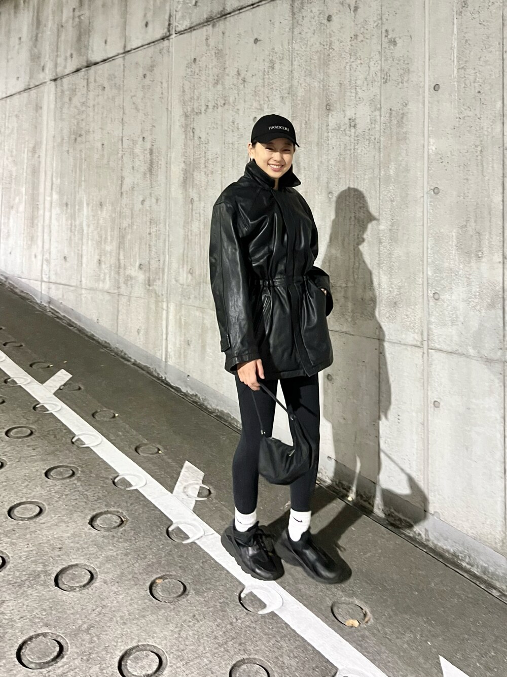 「秋、ママコーデ、キャップ、革ダウン、スパッツ、スニーカー、NIKE、JOHN LAWRENCE SULLIVAN、prdda」｜「VINTAGEの革の中綿ジャンパー♡♡（ダウンジャケット/コート、ブラック系）」を使った、Chisato さん（レディース・167cm）の冬コーディネートの1枚目の写真