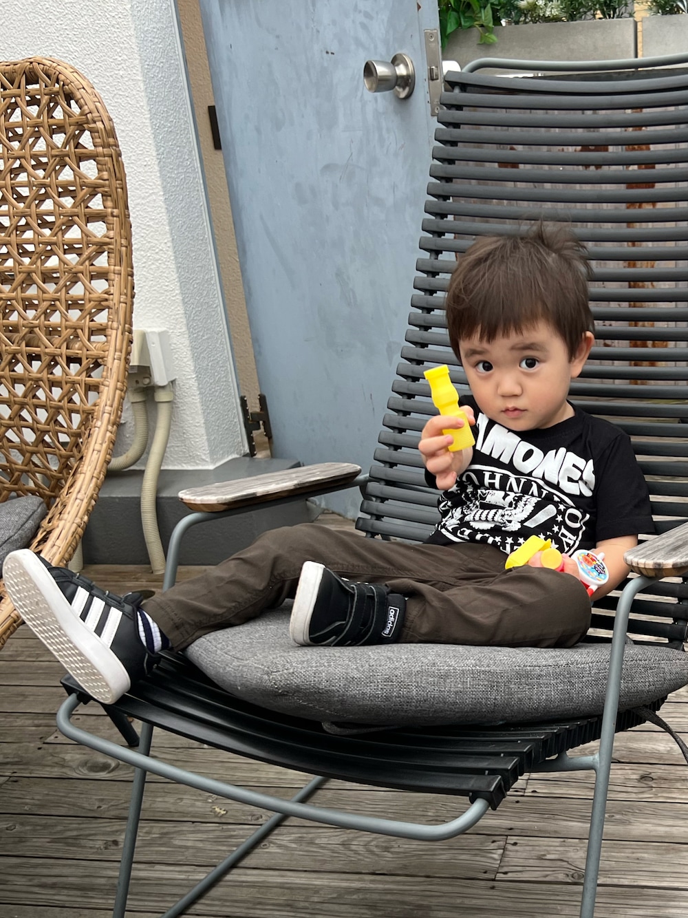 「親子コーデ、ママコーデ、ベビーコーデ、男の子、ブラック、カジュアル、Tシャツ、西松屋、adidas、DRIS VAN NOTEN、JOHN LAWRENCE SULLIVAN、Vivienne Westwood」｜「西松屋のアイテム（パンツ、グリーン系）」を使った、Chisato さん（レディース・167cm）の夏コーディネートの1枚目の写真