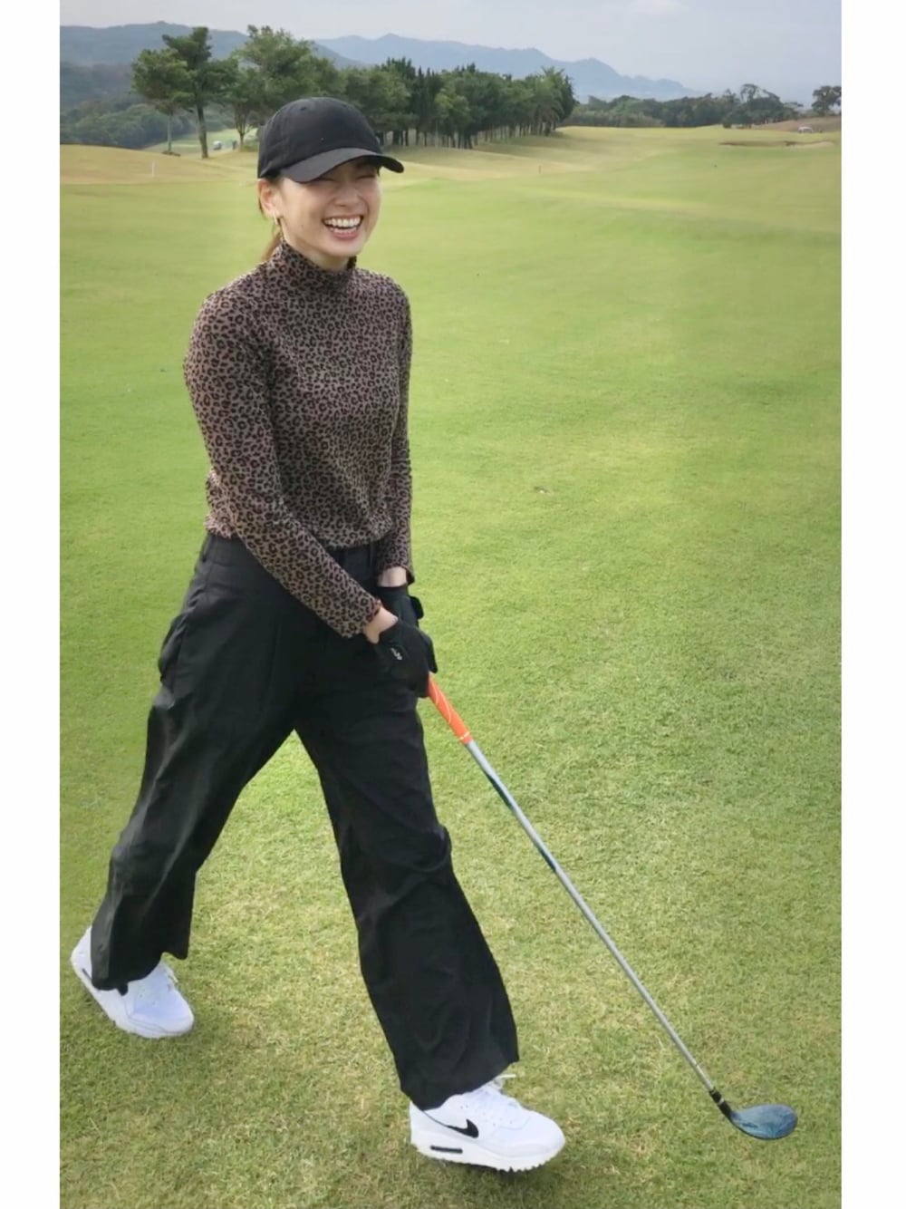 「秋のコーデ、GOLF、ゴルフ、ゴルフウェア、NIKE GOLF、NIKE、H&M、UNIQLO、JOHN LAWRENCE SULLIVAN」｜「UNIQLOの+Jのワイドパンツ（その他パンツ、ブラック系）」を使った、Chisato さん（レディース・167cm）の秋コーディネートの1枚目の写真