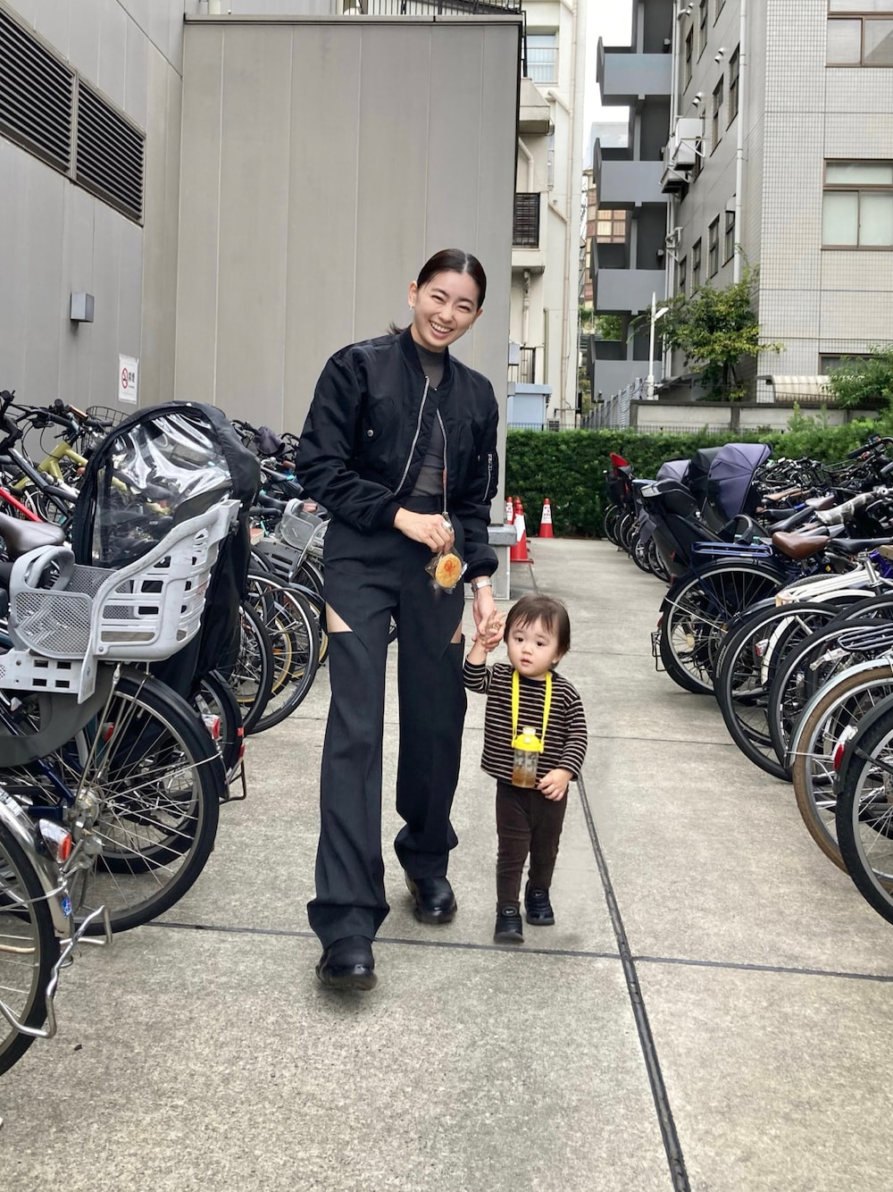 「秋コーデ、親子コーデ、ママコーデ、男の子、きれいめカジュアル、おでかけコーデ、ZARA KIDS、UNIQLO、NIKE、JOHN LAWRENCE SULLIVAN、grounds」｜「JOHN LAWRENCE SULLIVANの【JOHN LAWRENCE SULLIVAN/ジョンローレンスサリバン】NYLON SATIN CROPPED BOMBER JACKET/ナイロンサテンクロップドボンバージャケット（MA-1、ブラック系）」を使った、Chisato さん（レディース・167cm）の冬コーディネートの1枚目の写真