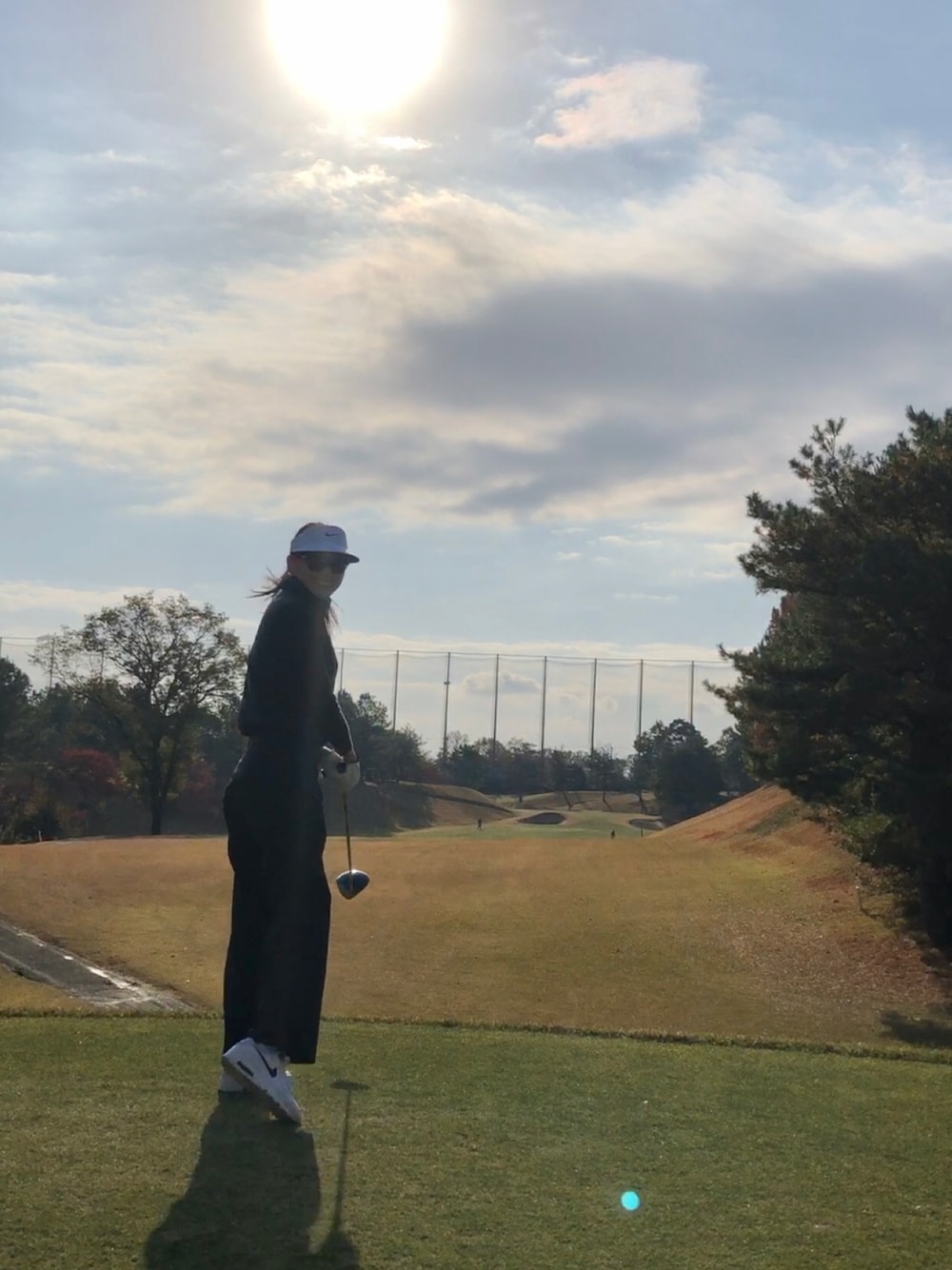 「秋冬コーデ、ゴルフ、ゴルフウェア、NIKE、NIKE GOLF、ACG、UNIQLO」｜「NIKE ACGのアイテム（ダウンベスト、ブラック系）」を使った、Chisato さん（レディース・167cm）の冬コーディネートの1枚目の写真