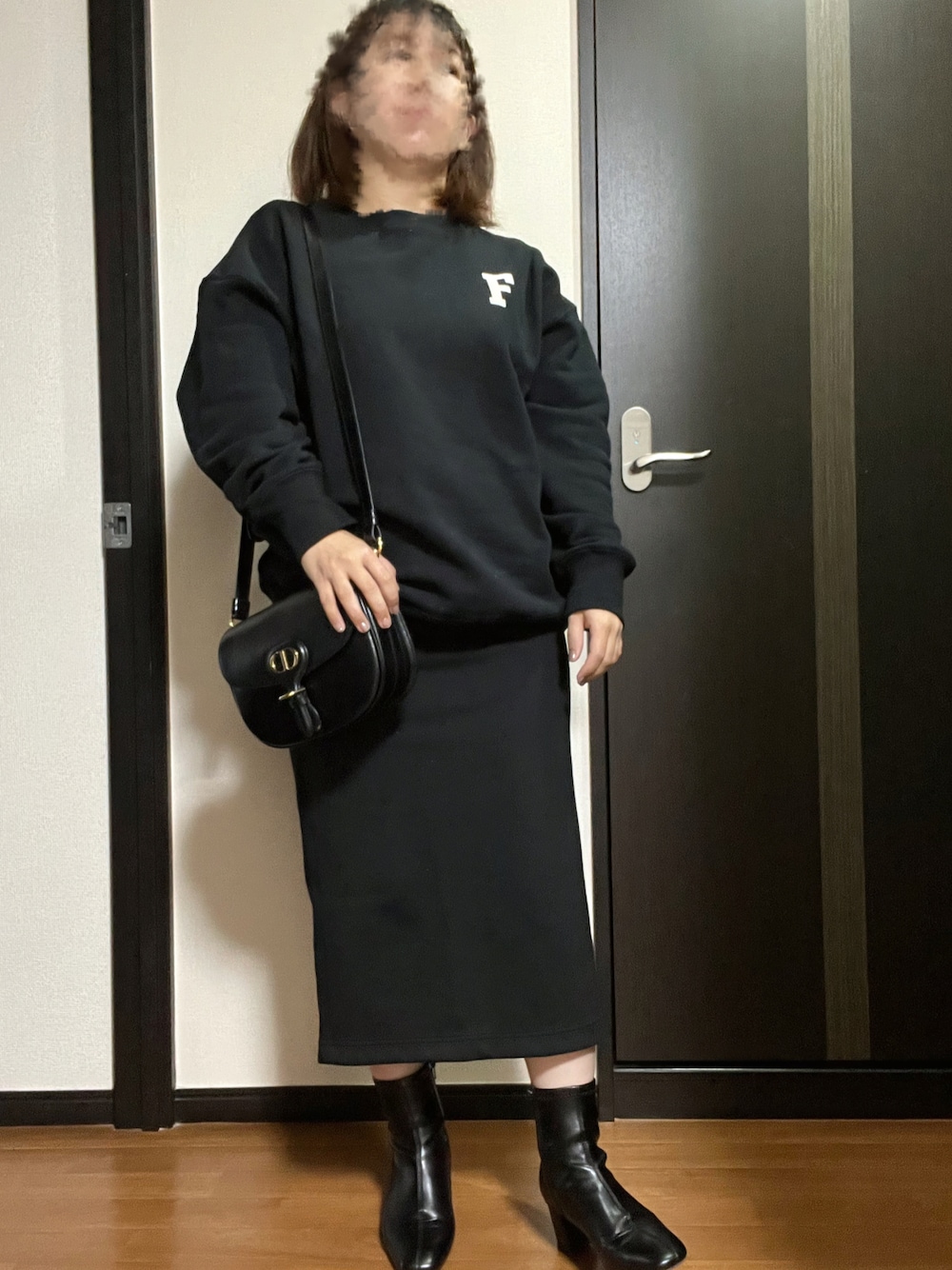 「ブラックコーデ、fifth、柳橋唯、UNIQLO、Dior、グローバルワーク(GLOBAL WORK)」｜「fifthの【柳橋唯コラボアイテム】ワンポイントロゴスウェット（スウェット、ブラック系）」を使った、coffeeMAMEさん（レディース・151cm）の冬コーディネートの1枚目の写真