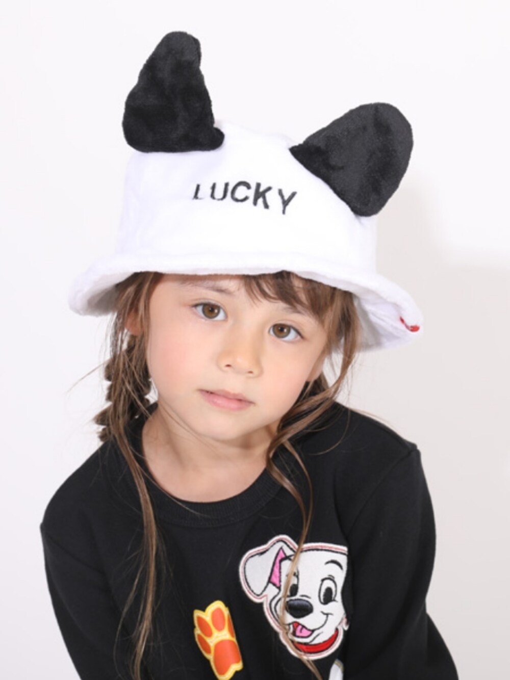 「ディズニー、ディズニーコーデ、disney、ディズニーシー、ディズニーランド、101匹わんちゃん、お出かけコーデ、休日スタイル、トレーナー、ハット」｜「BABYDOLLのディズニー ボア ハット 5692（ハット、その他）」を使った、BABYDOLL(ベビードール)さん（キッズ・110cm）の冬コーディネートの1枚目の写真