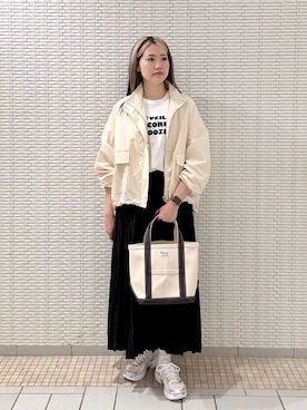 「URBAN RESEARCH DOORS（アーバンリサーチドアーズ）の撥水/防花粉スタンドブルゾン（ブルゾン、ホワイト系）」を使った、後藤綾乃さん（レディース・165cm）の春コーディネート