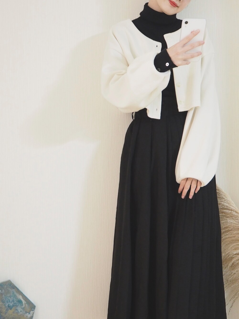 「シンプル、着回しコーデ、オトナ女子、ロングスカート、モノトーン、秋服、スカートスタイル、ハイネック、キレイめ、ニット、ブラック」｜「willfullyのアイテム（ジャケット/アウター、ホワイト系）」を使った、miさん（レディース・159cm）の秋コーディネートの1枚目の写真