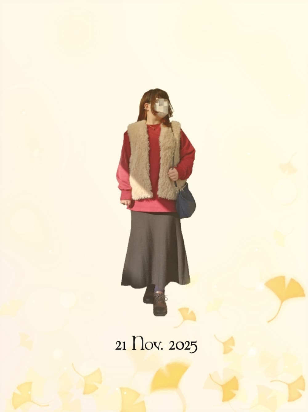 ベージュ系のベスト、レッド系のスウェット、ブラック系のスカートを着用したレディースの秋コーディネートの1枚目の写真