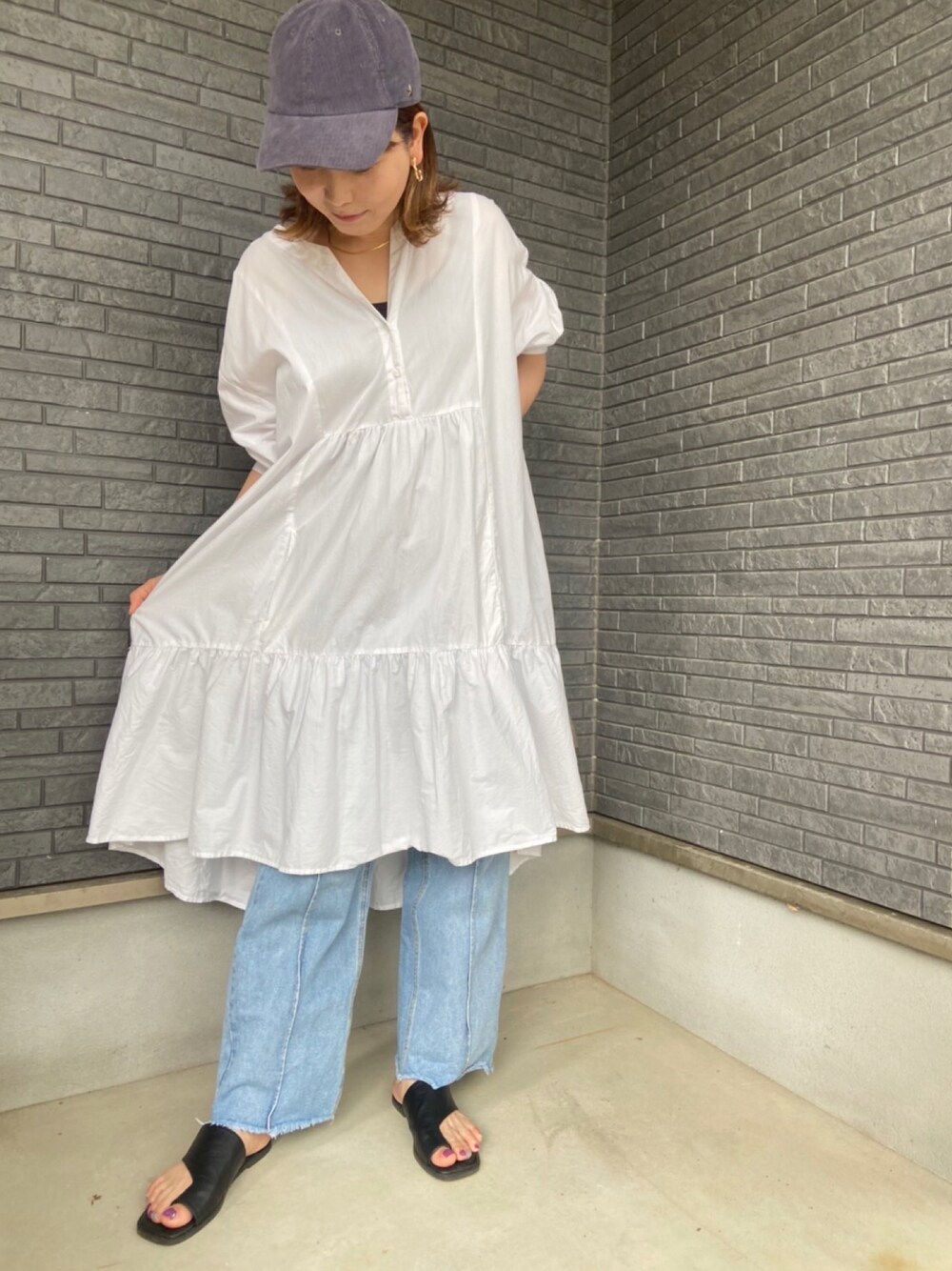 「coca」｜「coca（coca）のティアードフレアワンピース（シャツワンピース、ホワイト系）」を使った、yuniconさん（レディース・163cm）の秋コーディネートの1枚目の写真