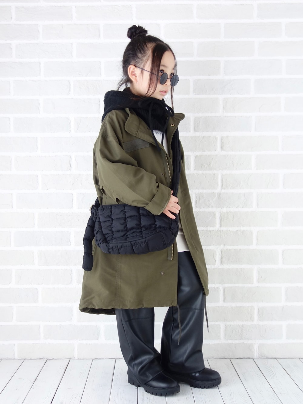 「バラクラバ、スウェット、モッズコート、M65、レザーパンツ、ブーツ、ショルダーバッグ、コート、ミリタリー」｜「SHOO・LA・RUEのニットバラクラバ（その他小物、ブラック系）」を使った、ss・_・さん（キッズ・120cm）の冬コーディネートの1枚目の写真