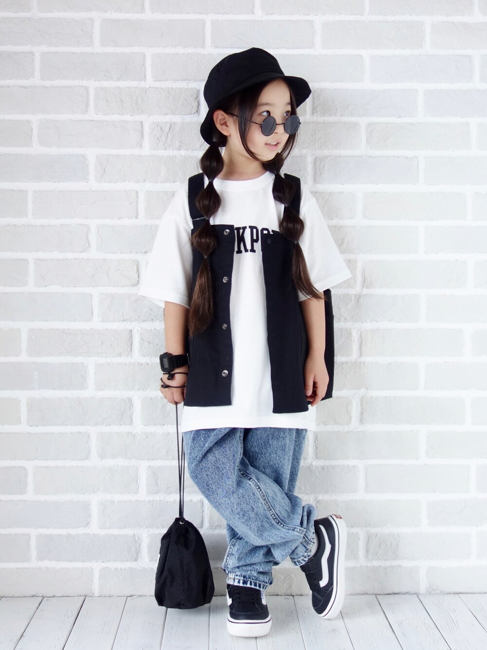 「バケットハット、カレッジ、ロゴT、ベスト、デニム、デニムパンツ、VANS、スニーカー、巾着バッグ、カジュアルコーデ」｜「NEW ERAのニューエラ キッズ バケットハット（ハット、ブラック系）」を使った、ss・_・さん（キッズ・110cm）の春コーディネートの1枚目の写真