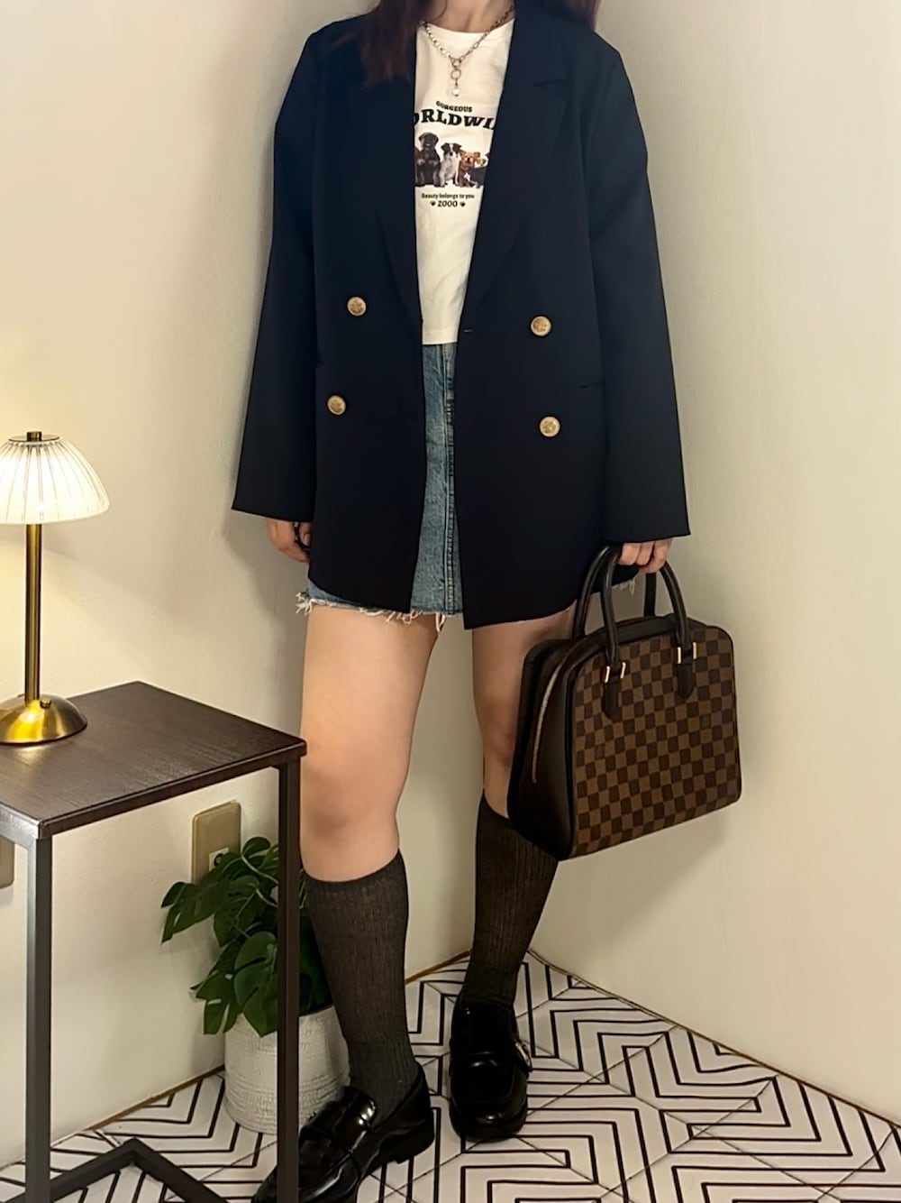「おでかけコーデ、プチプラコーデ、ootd、オトナカワイイ、デニムスカート、お洒落さんとつながりたい、ローファー、SHEIN、ジャケットスタイル、ヴィンテージ、ヴィンテージライク、LouisVuitton、ダミエ」｜「SHEINのアイテム（Tシャツ/カットソー、ホワイト系）」を使った、さちか🌼さん（レディース・155cm）の春コーディネートの1枚目の写真