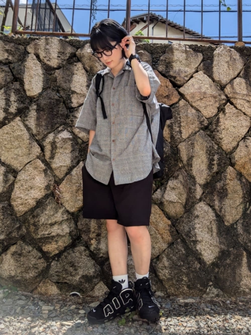 「シャツスタイル、ハーフパンツ、モノトーン、スニーカー、めがね、メンズライク、チェックシャツ」｜「neosのハーフパンツ（その他パンツ、ブラック系）」を使った、あゆみっくすさん（レディース・164cm）の夏コーディネートの1枚目の写真